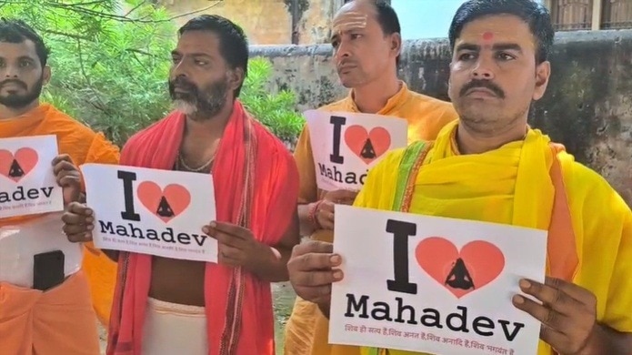 काशी के संतों ने जारी किया ये पोस्टर (Photo- ITG)