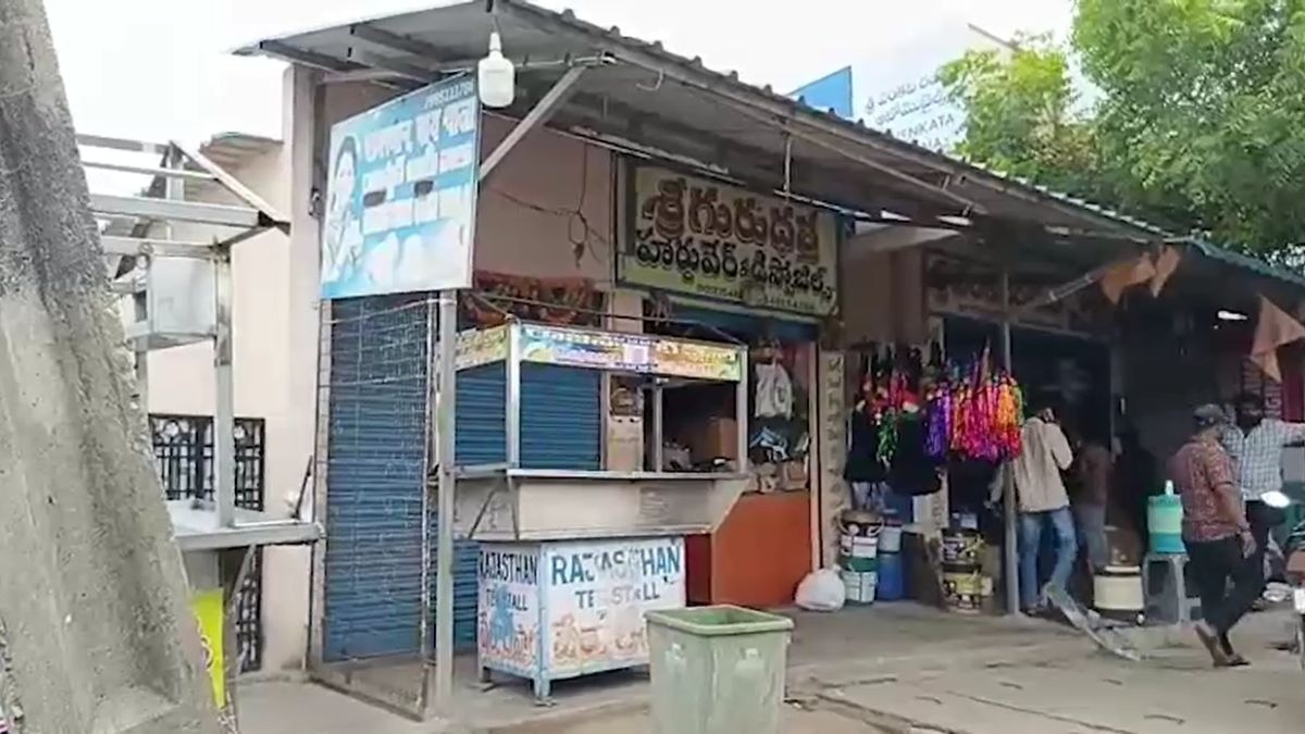 चाय की दुकान से 80 लाख कैश और हथियार बरामद. (Photo: Screengrab)