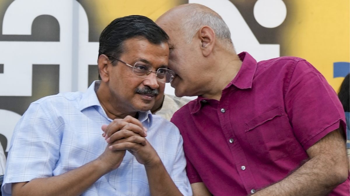 arvind kejriwal manish sisodia whispering