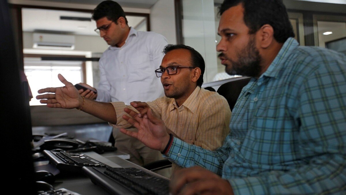 सेंसेक्स और निफ्टी में नहीं थम रही गिरावट (Photo: Reuters)