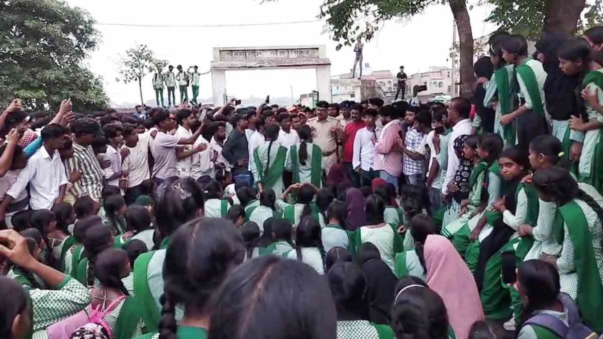 Principal makes obscene remarks on students