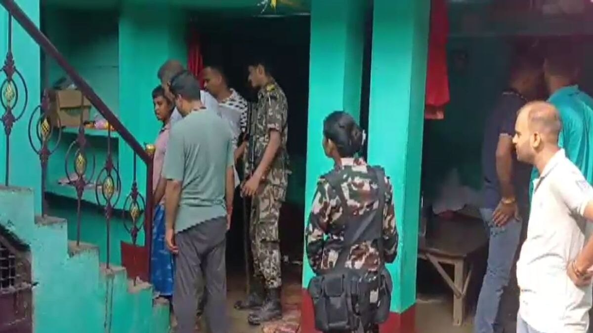 घर के अंदर मिली सुरंग, बनाए जाते थे अवैध हथियार. (Photo: ITG)