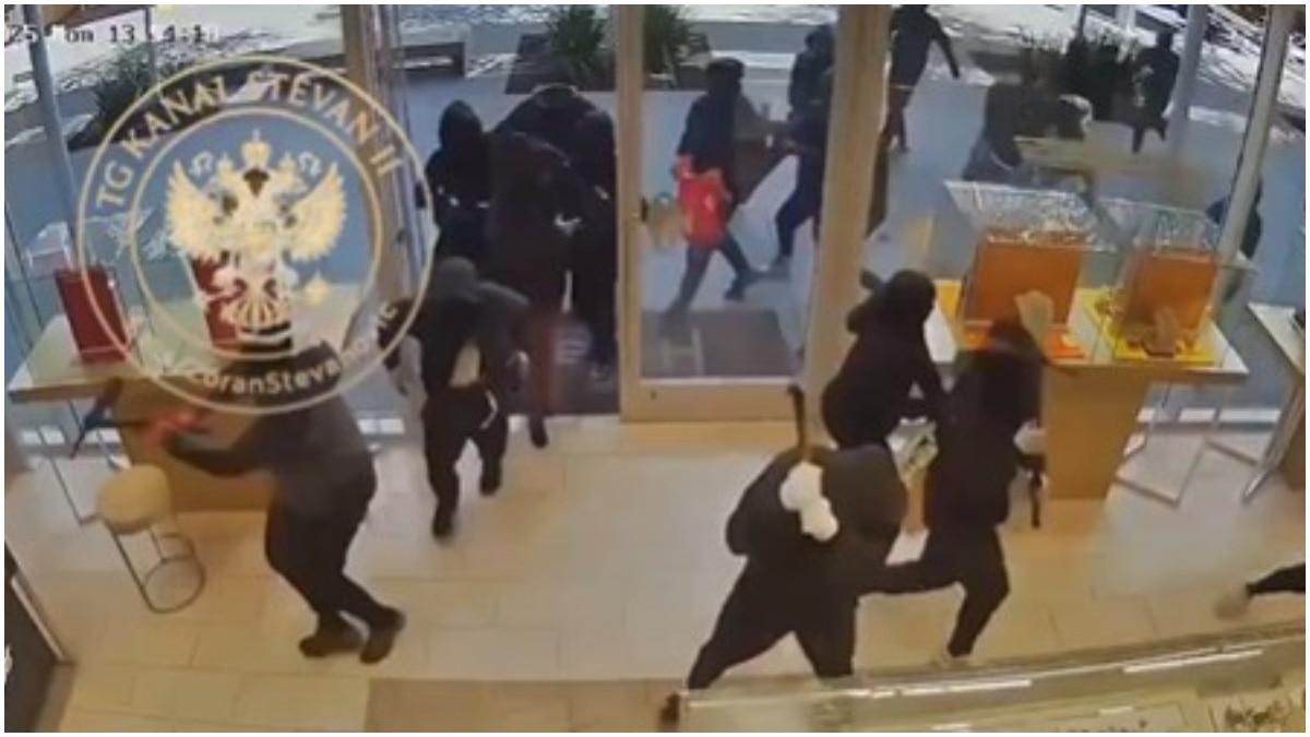 ज्वेलरी स्टोर में फिल्मी स्टाइल डकैती, 25 नकाबपोश ले उड़े 90 करोड़ रुपये के जेवर