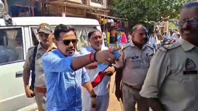 चंदौली में एसडीएम का एक्शन (Photo- ITG)