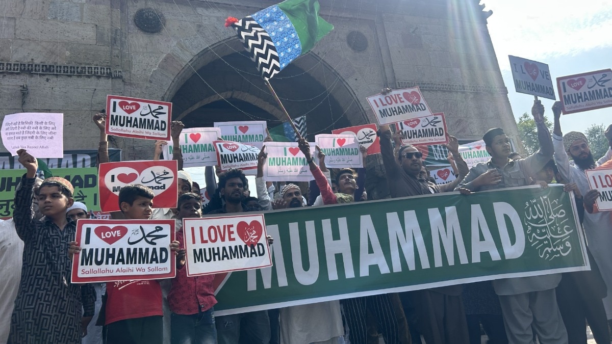 अहमदाबाद: संवेदनशील इलाकों में ‘I love Muhammad’ के पोस्टर और रैलियों को लेकर माहौल गर्म, पुलिस ने बढ़ाई गश्त – ahmedabad i love muhammad posters rally police alert lclar