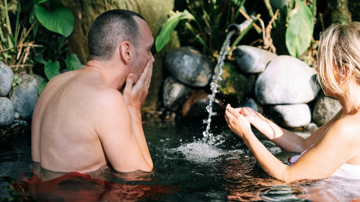 घूमते-घूमते ऐसे इलाके में पहुंच गया शख्स... जहां बिना कपड़ों के रहते हैं लोग