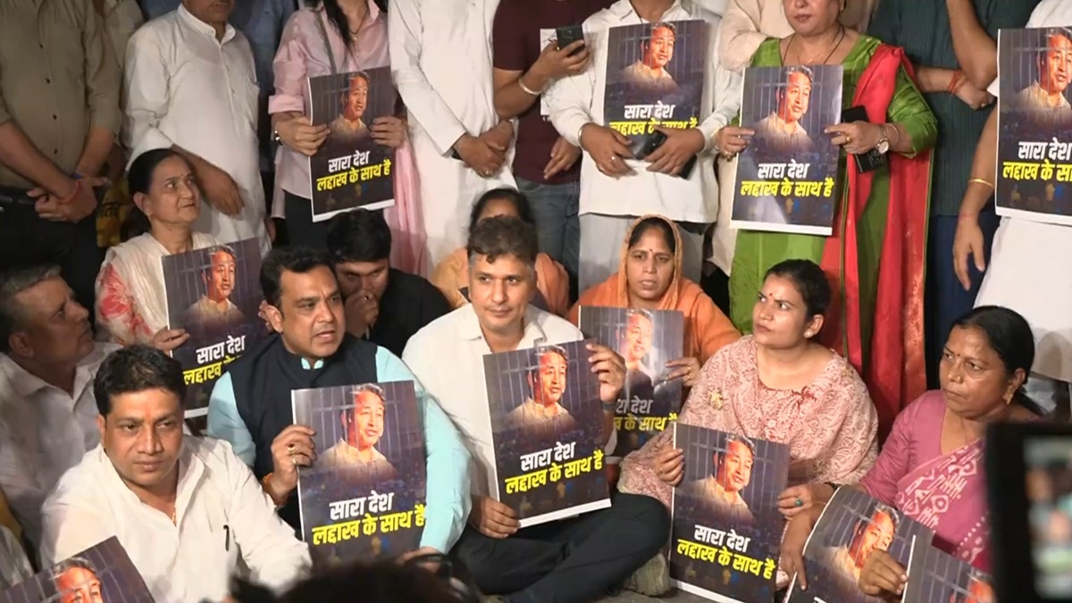 Aam Aadmi Party organised a candlelight march at Jantar Mantar to protest against the arrest of Sonam Wangchuk