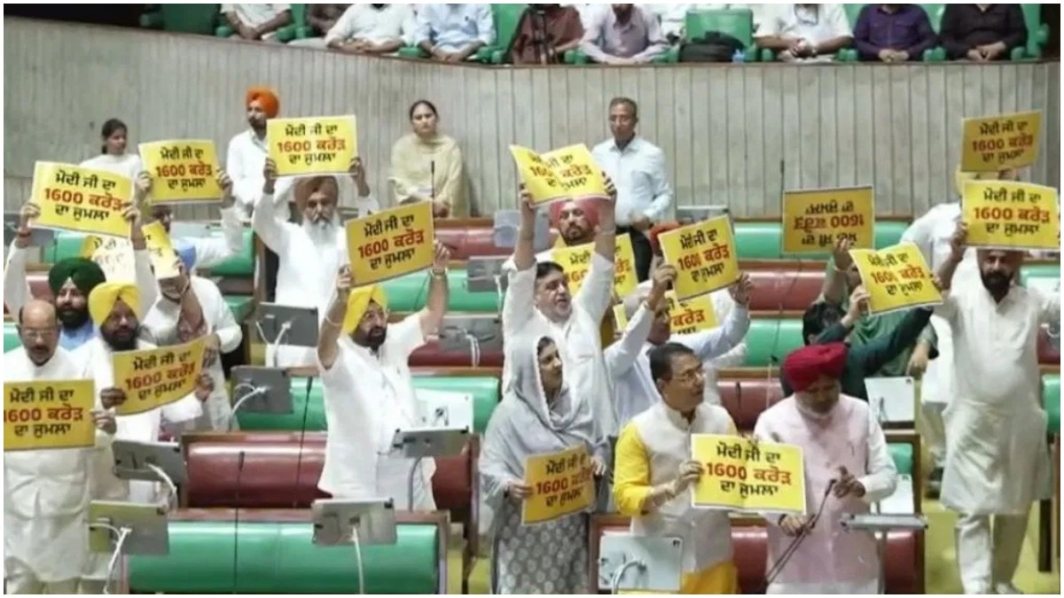 केंद्र के 1,600 करोड़ रुपये के पंजाब राहत पैकेज को जुमला बताकर AAP विधायकों ने विधानसभा में किया विरोध प्रदर्शन. (Photo: X/@AAP)