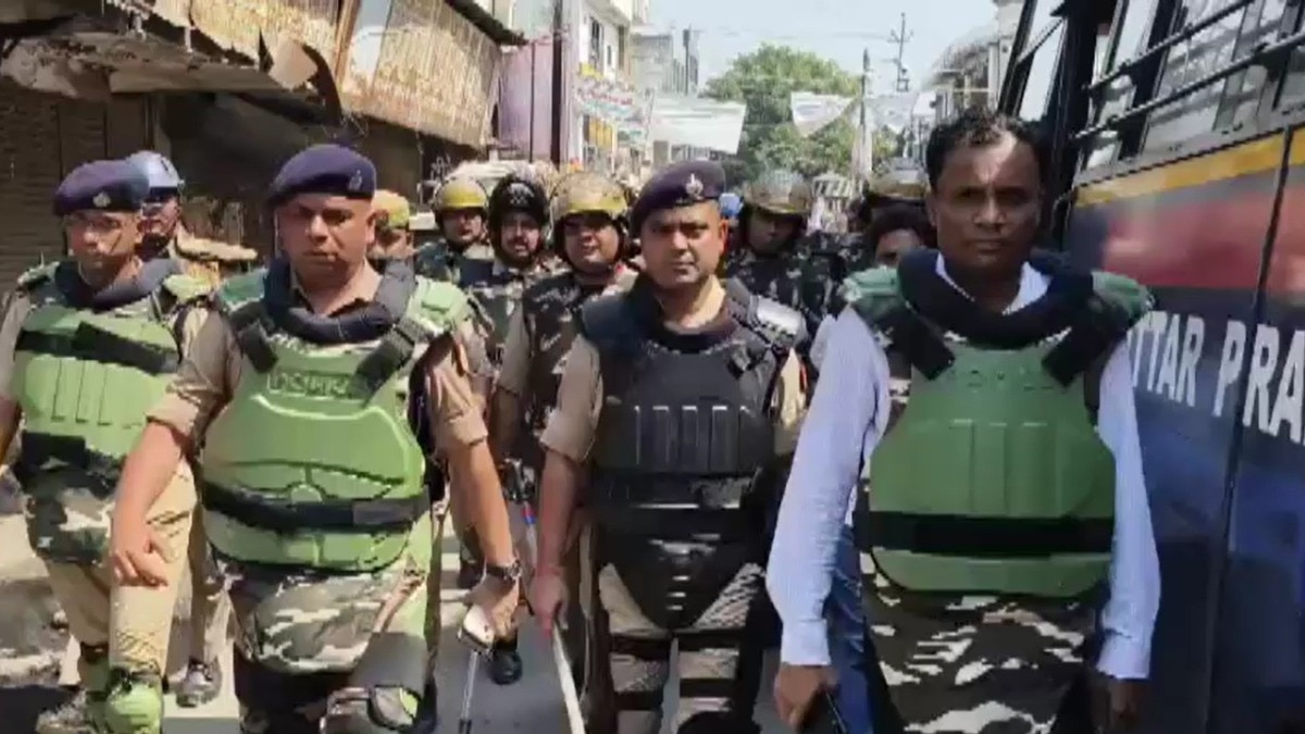 बरेली में बवाल के बाद गस्त करती पुलिस. (Photo: Screengrab)