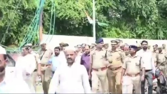 पोस्टर फाड़े जाने के बाद सड़कों पर उतरे लोग  (Photo: Screengrab)