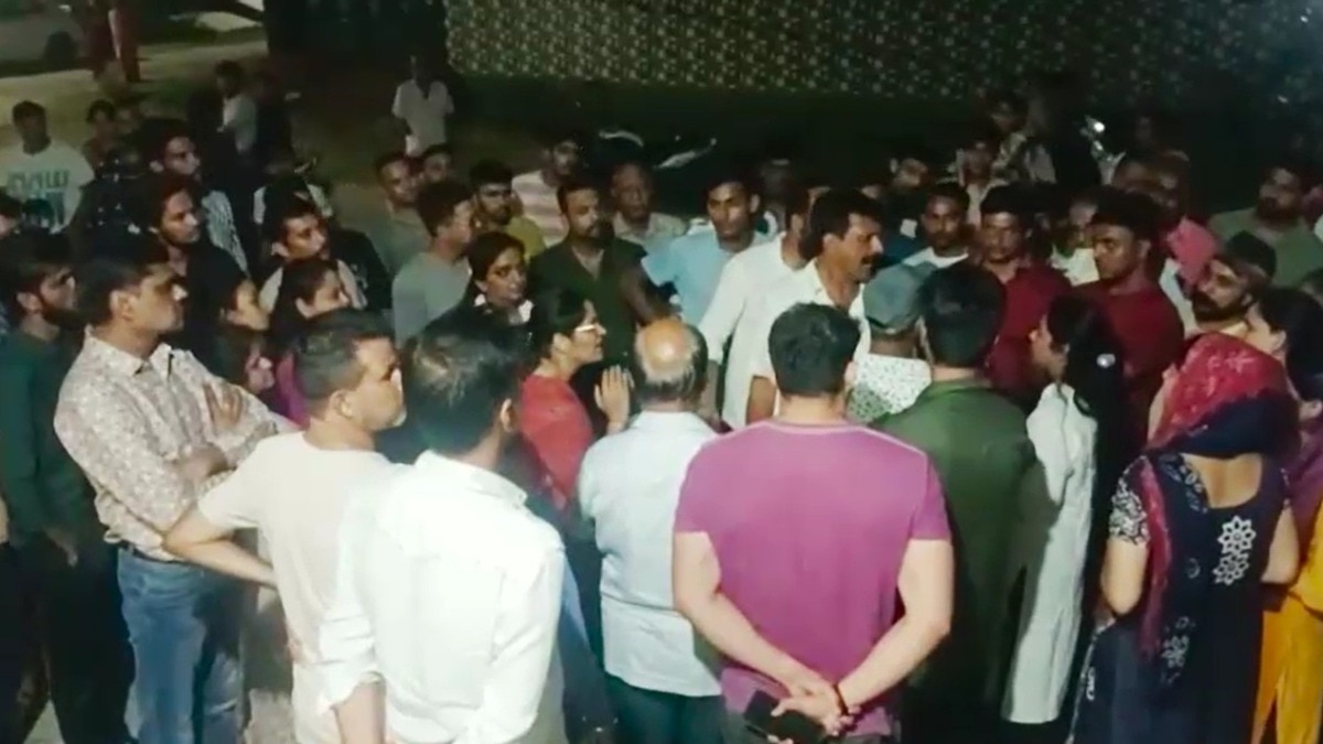 करंट लगने से हुई बच्चे की मौत के बाद एकत्रित हुए लोग. (Photo: Screengrab)