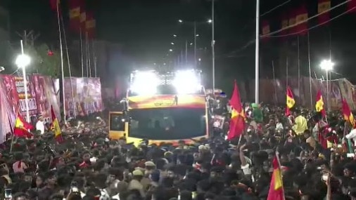 एक्टर विजय जब भाषण दे रहे थे तब बताया जा रहा है कि भगदड़ मच गई. (Photo- Screengrab)