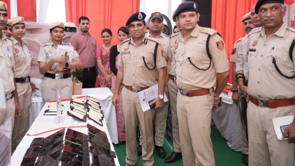 दिल्ली पुलिस का 'दशहरा गिफ्ट': 350 लोगों को मिले गायब मोबाइल फोन, 50 लाख रुपए कीमत
