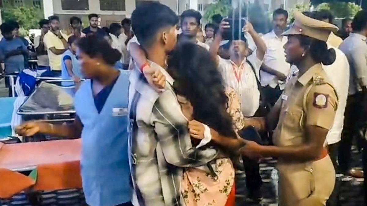 तमिलनाडु के करूर में शनिवार को टीवीके प्रमुख और अभिनेता विजय की अध्यक्षता में आयोजित एक रैली के दौरान भगदड़ मच गई.  (Photo: Screengrab PTI)