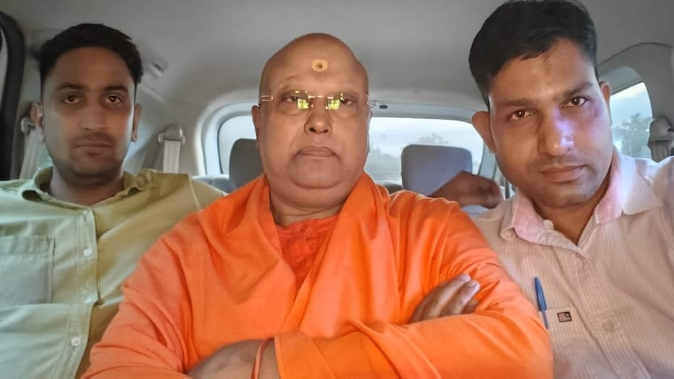 स्वामी चैतन्यानंद आगरा से गिरफ्तार, छात्राओं से यौन शोषण के आरोप में दिल्ली पुलिस ने दबोचा - Swami Chaitanyananda arrested from agara Delhi Instituite girl students Molestation ...