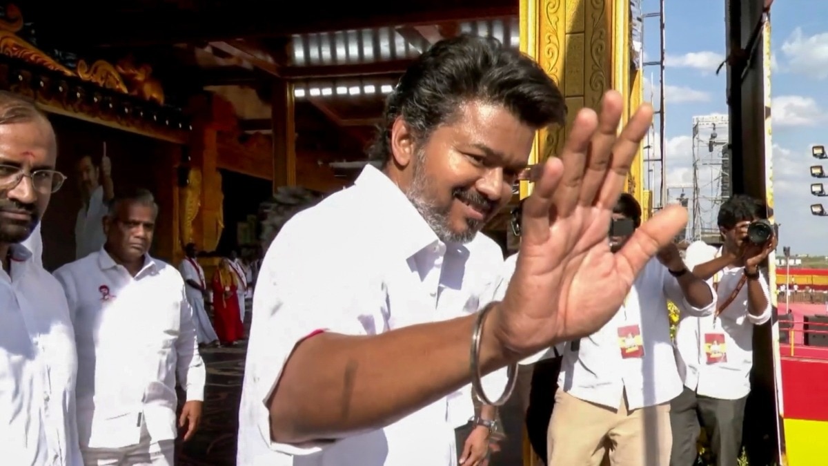 Thalapathy Vijay Net Worth: समुद्र के किनारे महल जैसा बंगला… लग्जरी कारें, जानिए कितनी संपत्ति के मालिक हैं साउथ एक्टर विजय – Thalapathy Vijay South Actor Net Worth House Car Collection whose rally stampede Karur tutc