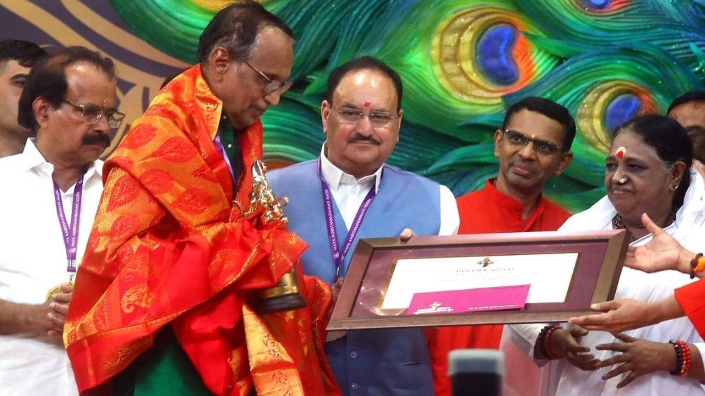 केरल के अमृतापुरी में मनाया गया 'अम्मा' का जन्मदिन, इस दौरान केंद्रीय स्वास्थ्य मंत्री जेपी नड्डा भी कार्यक्रम मे शामिल हुए