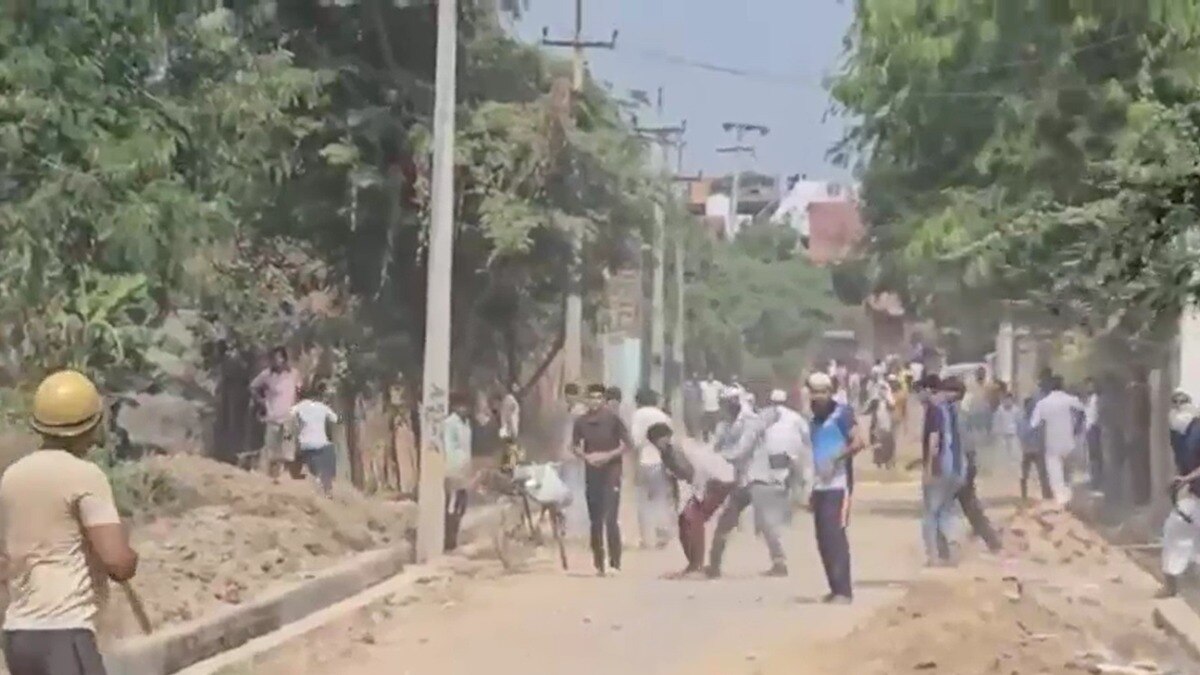 पुलिस टीम पर पत्थरबाजी करते चोरों के समर्थक. (Photo: Screengrab)