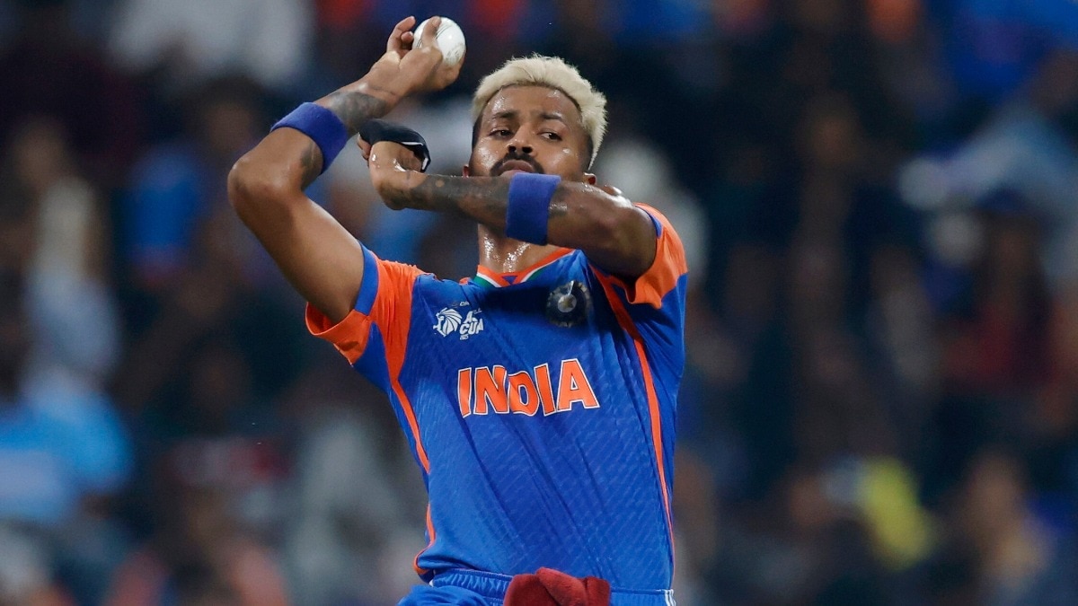 हार्दिक पंड्या श्रीलंका के खिलाफ मुकाबले में चोट के चलते सिर्फ एक ओवर की गेंदबाजी कर सके थे. (Photo: PTI)