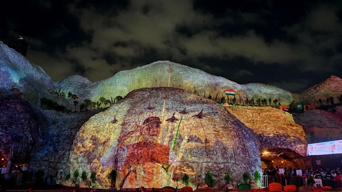  कोलकाता के संतोष मित्रा स्क्वायर का ऑपरेशन सिंदूर थीम पर आधारित दुर्गा पूजा पंडाल. (Photo: PTI)