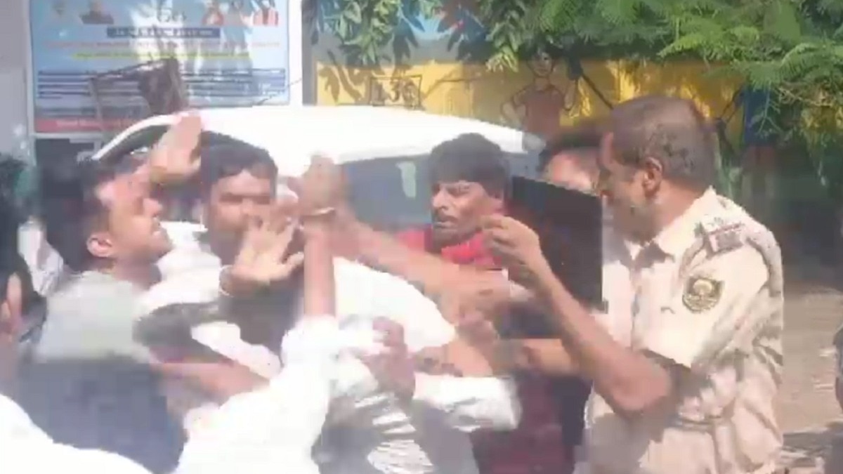 अस्पताल में जमकर मारपीट हुई. (Photo: Screengrab)