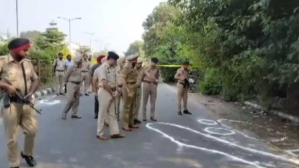 घटनास्थल पर जांच करती पुलिस. (Photo: Screengrab)