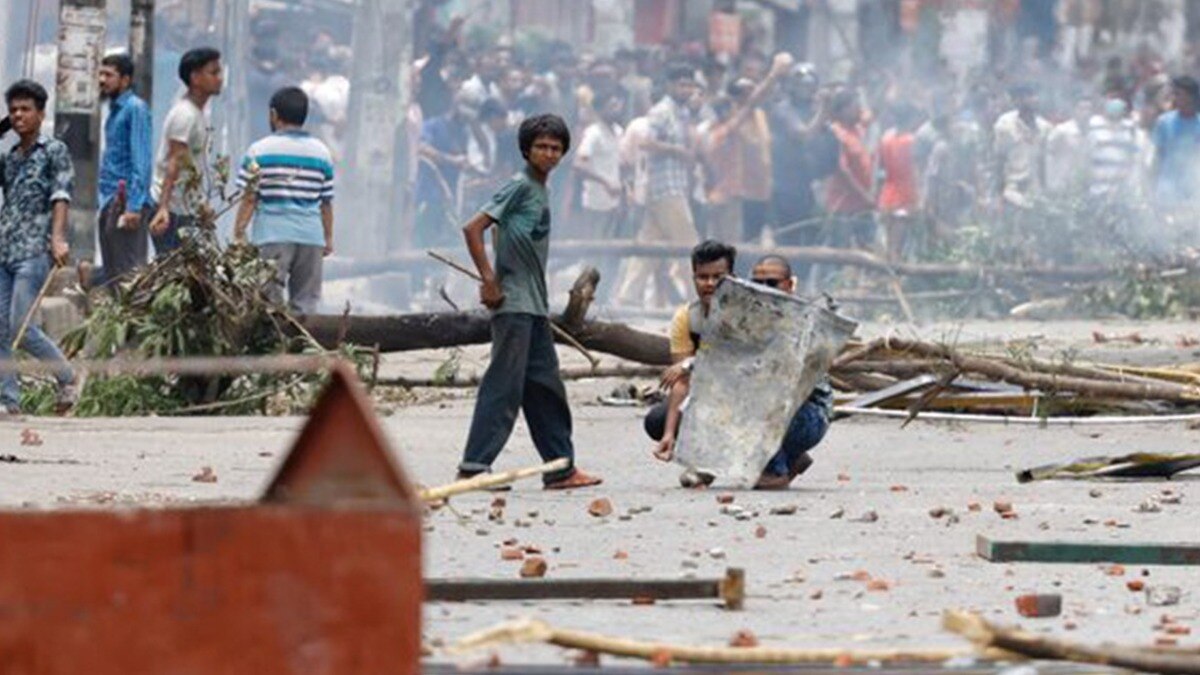 हिंसा के दौरान हुई लूट-पाट (Photo: Reuters)