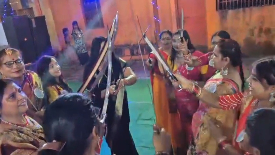 हाथों में डांडिया की जगह तलवार (Photo: Screengrab)