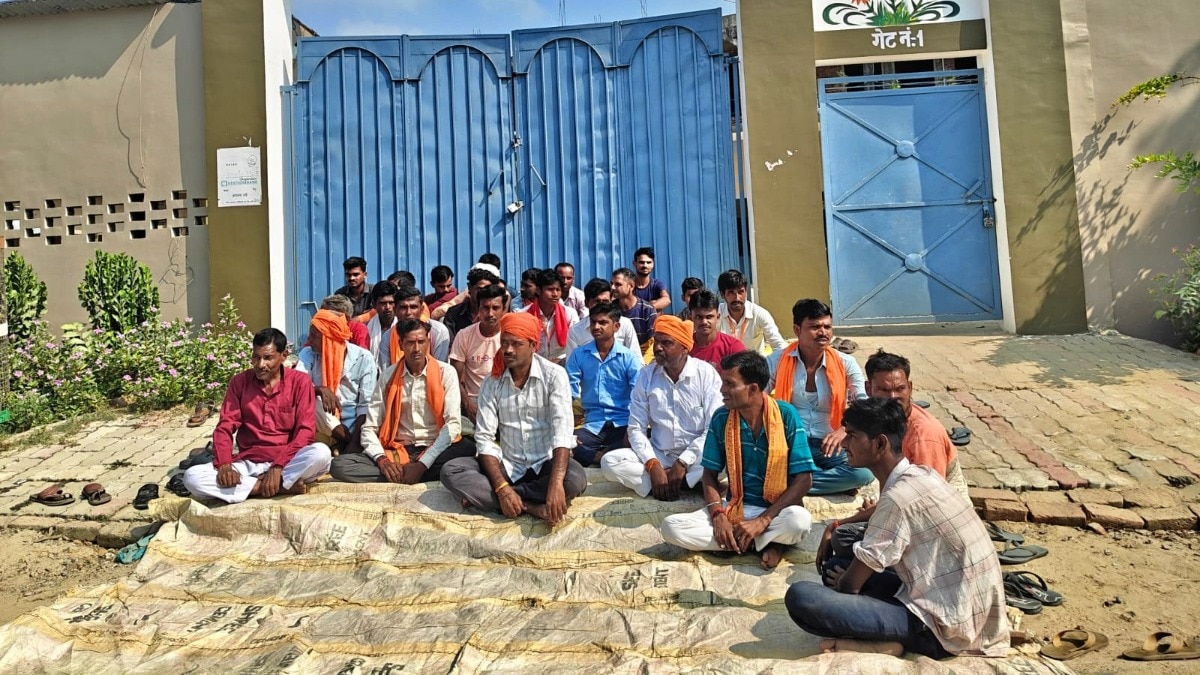 सीतापुर में स्कूल के बाहर प्रोटेस्ट करते छात्रों के परिजन और हिंदू संगठन के लोग (Photo- ITG) 