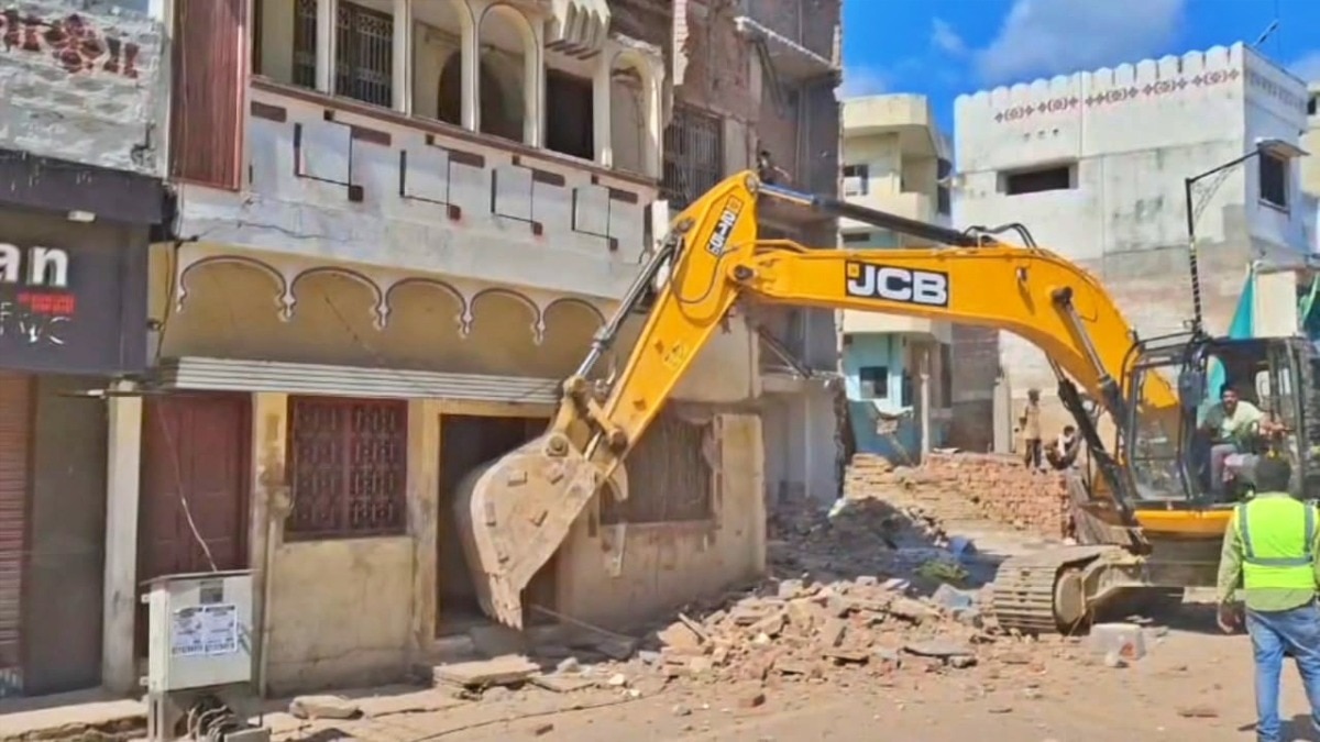 वाराणसी में बुलडोजर एक्शन (Photo- ITG) 