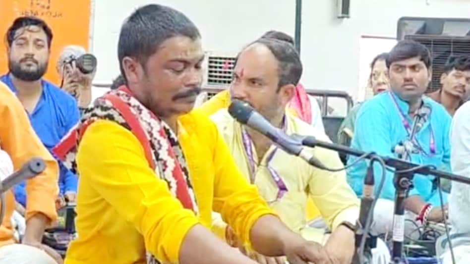 Dhirendra Shastri gave a big platform to singer Amit Dhurve. (Photo: ITG) Dhirendra Shastri gave a big platform to singer Amit Dhurve. (Photo: ITG)