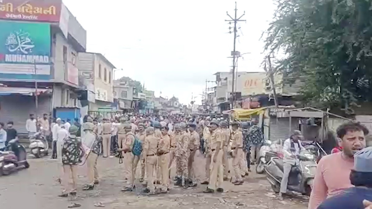 महाराष्ट्र: अहिल्यानगर में 'I Love Muhammad' विवाद पर भड़की आग, सड़क जाम करने पर पुलिस का लाठीचार्ज