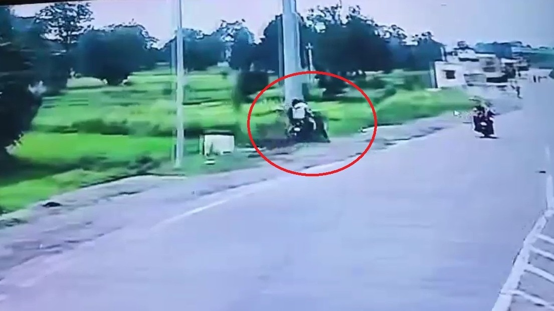 सड़क हादसे में बाइक सवार युवक की मौत. (Photo: Screengrab)