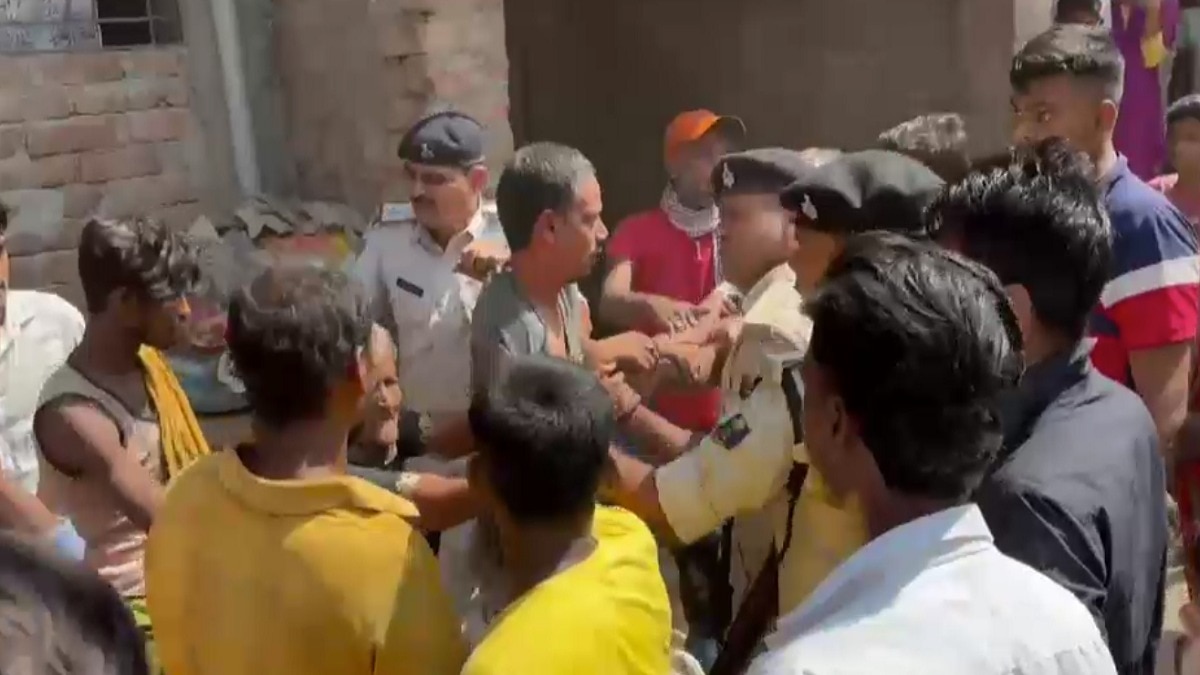 भीड़ ने शख्स को पीट दिया जिसके बाद पुलिस को बीच-बचाव करना पड़ा. (Photo: Screengrab)