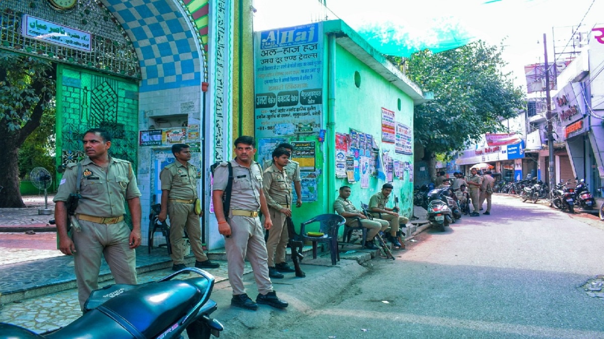 बरेली में इंटरनेट सेवा बंद होने के बाद आम जन-जीवन पर गहरा असर पड़ रहा है. (Photo: PTI)