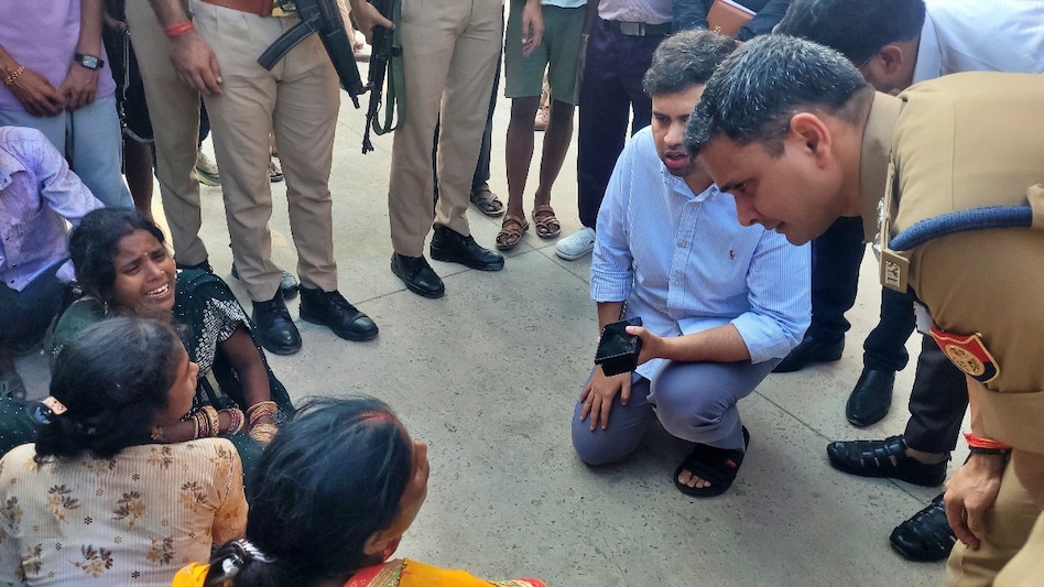 हरदोई में सड़क हादसे के बाद रोते-बिलखते परिजन (Photo- ITG)