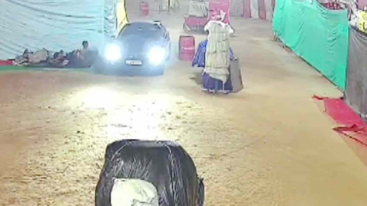 शराब के नशे में युवक ने लोगों पर कार चढ़ाई (Photo: Screengrab)