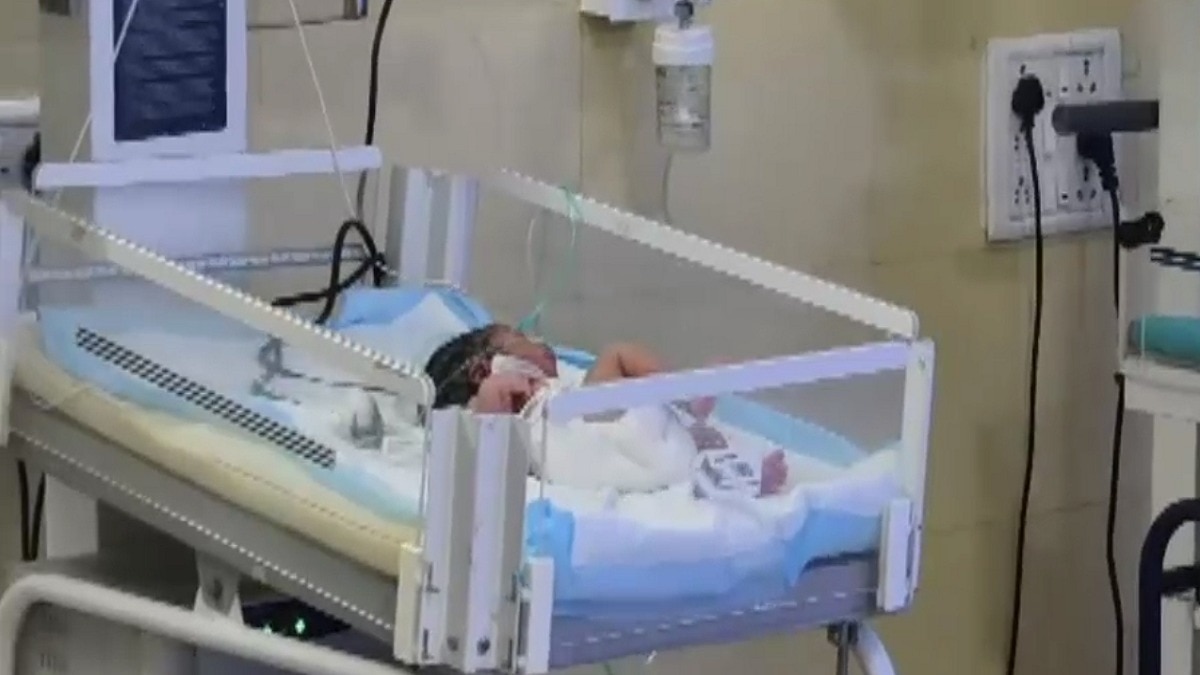 जाको राखे साइयां… मध्यप्रदेश के बुरहानपुर में नाबालिग ने वॉशरूम में बच्ची को दिया जन्म, बदनामी से बचने के लिए खिड़की से नीचे फेंका, बेबी सेफ – burhanpur minor girl gives birth baby in washroom throws out of window baby safe lclnt