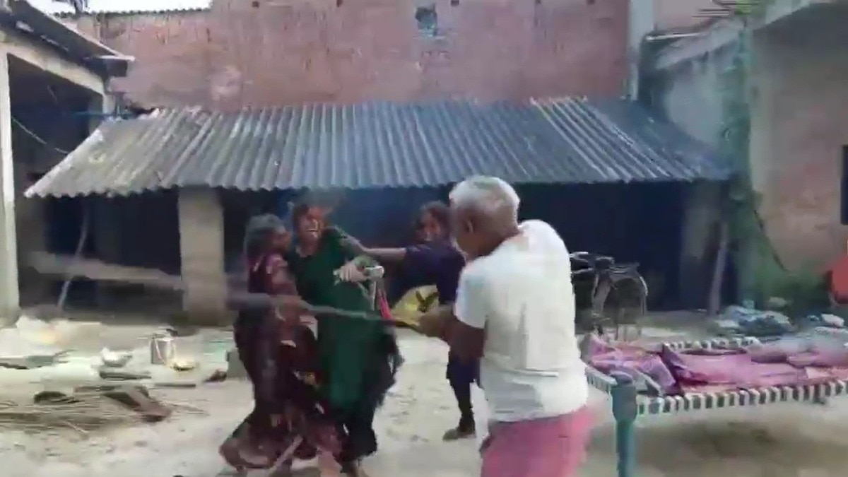 चिल्लाती रहीं मां-बेटी, लाठी से पीटता रहा पड़ोसी… प्रयागराज में कूड़ा फेंकने के विवाद में पिटाई का वीडियो वायरल – Prayagraj Women were brutally beaten with sticks dispute garbage disposal lcly
