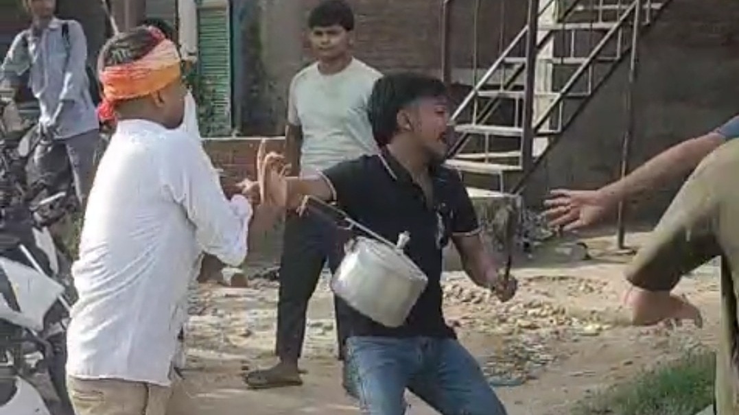 रेस्टोरेंट में हुआ विवाद तो कुकर और फ्राइंग पैन से किया हमला, बस्ती में मारपीट का Video वायरल – Basti Fight with cooker and frying pan video viral lcly