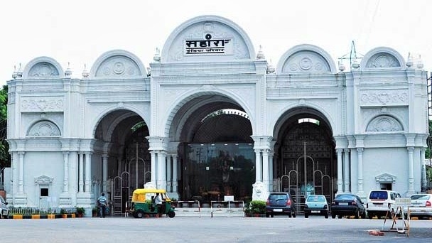 लखनऊ में सहारा की संपत्तियों पर एक्शन (फाइल फोटो)