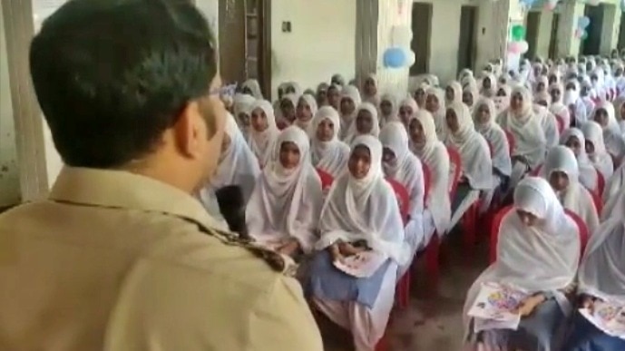 Gonda Police making girl students aware (Photo- ITG)