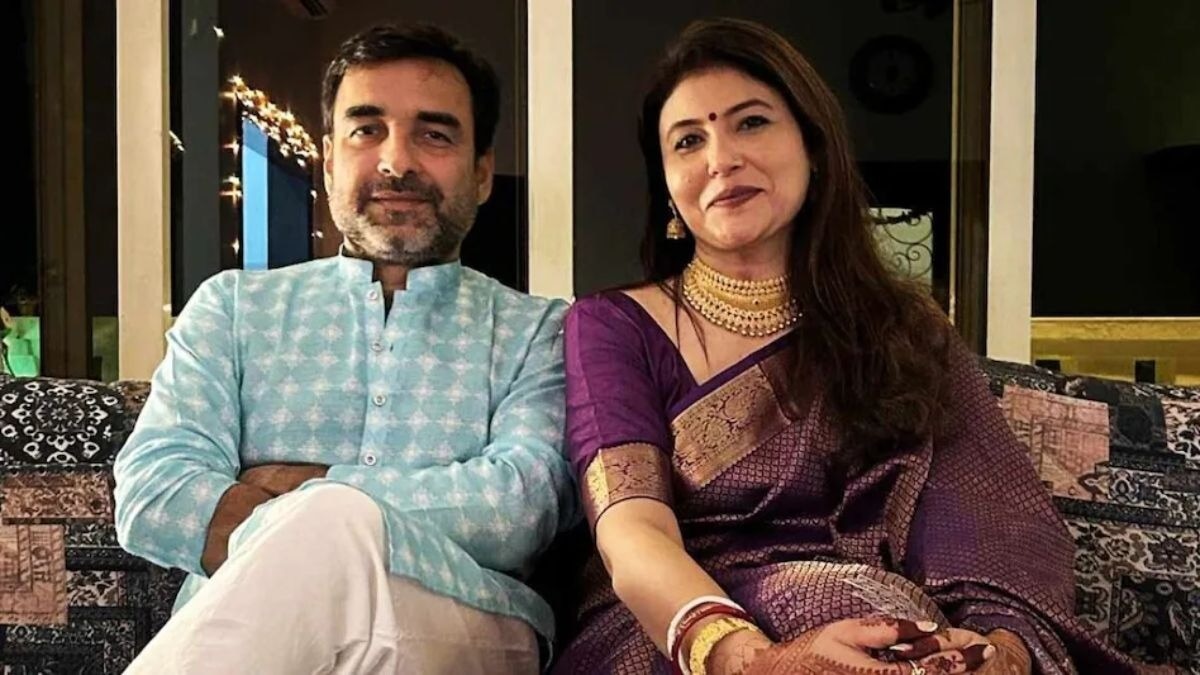 पंकज त्रिपाठी पत्नी मृदुला के साथ (Photo: ITG)