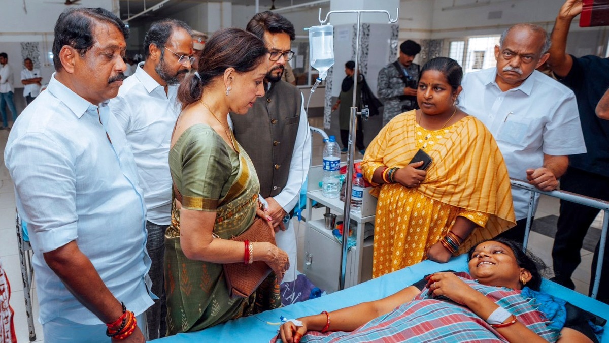 हेमा मालिनी और अनुराग ठाकुर ने करूर भगदड़ के पीड़ितों से मुलाकात की (Photo- PTI)