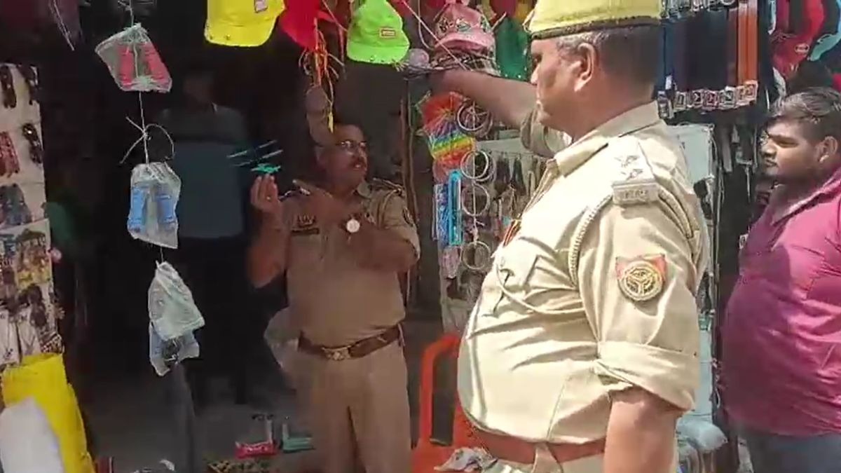 पुलिस ने दुकानदार के पास से जब्त किए खिलौने. (Photo: Screengrab)