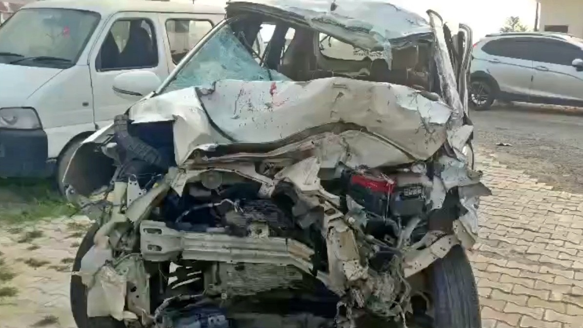 ट्रक से टक्कर के बाद कार की हालत (Photo- Screengrab)