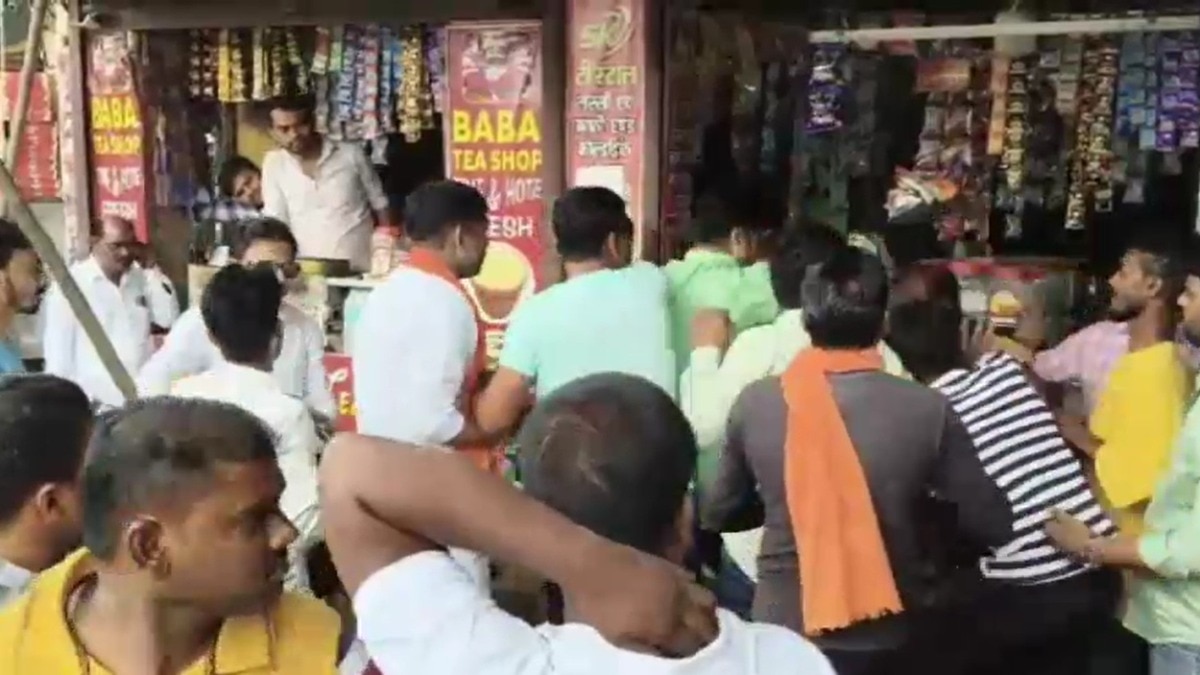 कौशांबी में युवक की पिटाई का वीडियो वायरल. (Photo: Screengrab)