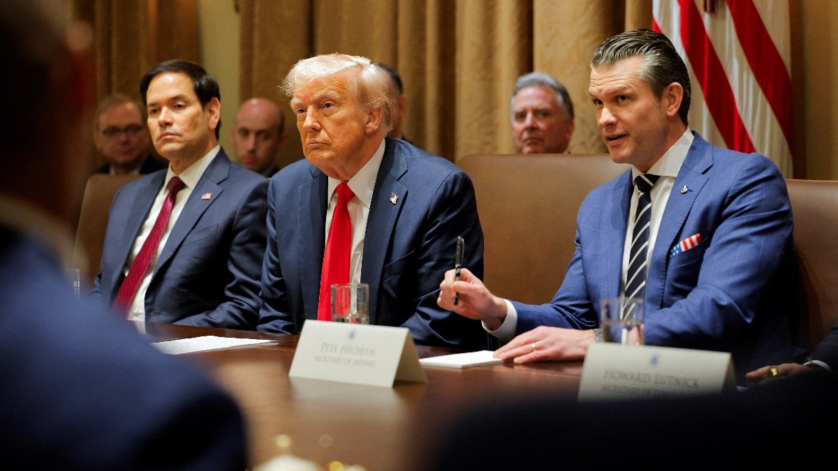 अमेरिकी राष्ट्रपति डोनाल्ड ट्रंप के साथ डिफेंस सेक्रेटरी पीट हेगसेथ. (File photo: Reuters)