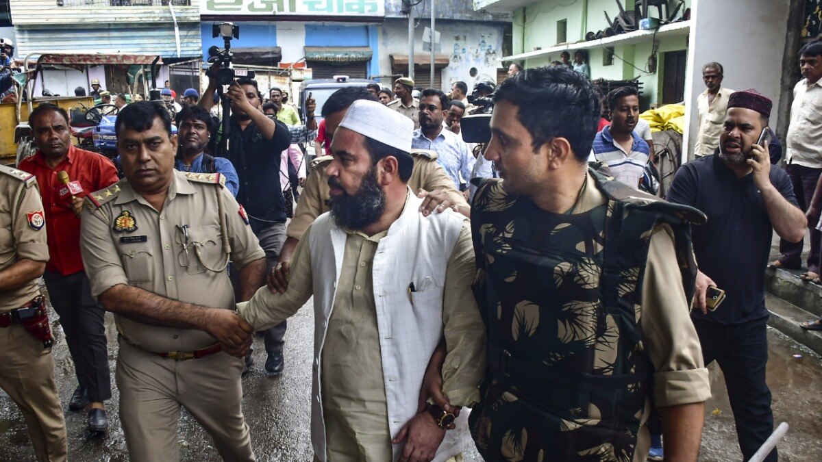 बरेली हिंसा में पुलिस आरोपियों को गिरफ्तार कर रही. (Photo- PTI)