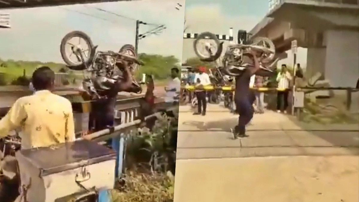 बाइक को कंधे पर उठाकर ले जाता शख्स (Photo- Screengrab) 